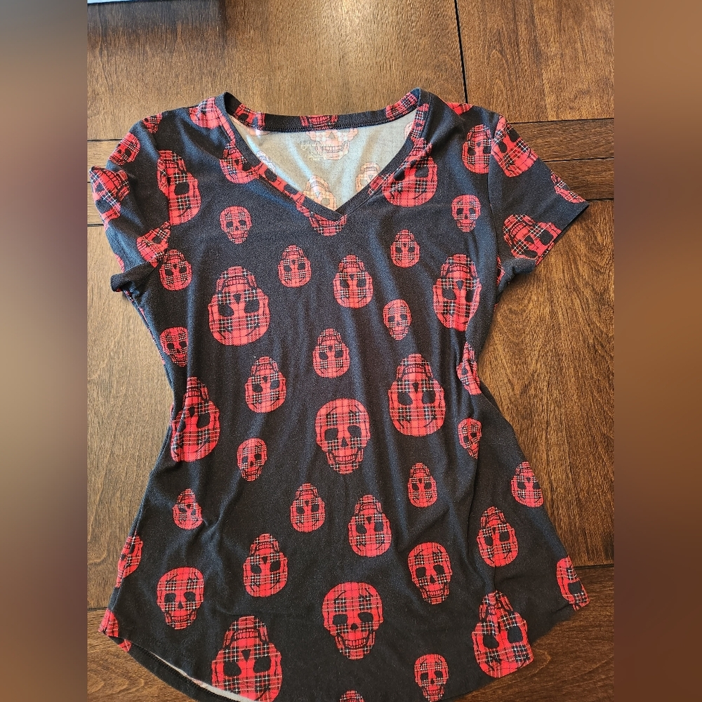 Red and Black Skull Print V-Neck T-Shirt Medium Soft